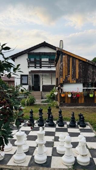 Casă individuală cu 5 camere cu Teren 1300 Mp în Parța