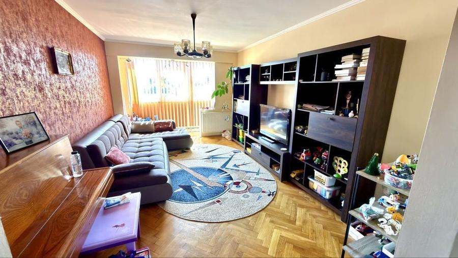 Apartament cu 3 camere semidecomandat în Exterior Vest