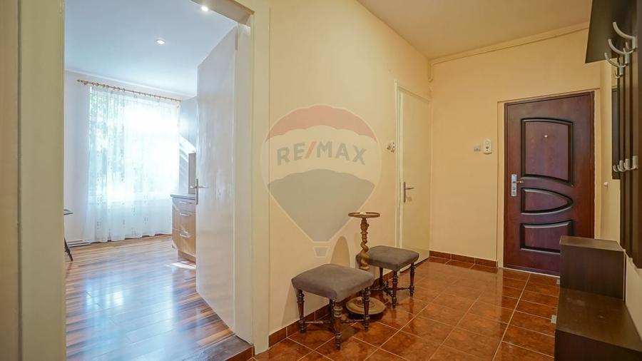 Apartament cu 3 camere semidecomandat, mobilat în Cetatea