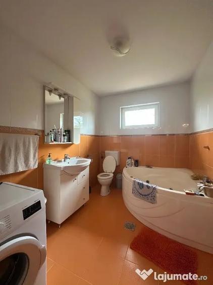 Casă cu 6 camere cu Teren 2250 Mp în Fulga