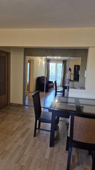 Apartament cu 3 camere semidecomandat în Piața Unirii