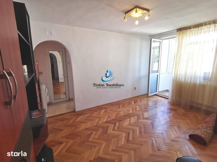 Apartament cu 3 camere semidecomandat în Calea Romanului