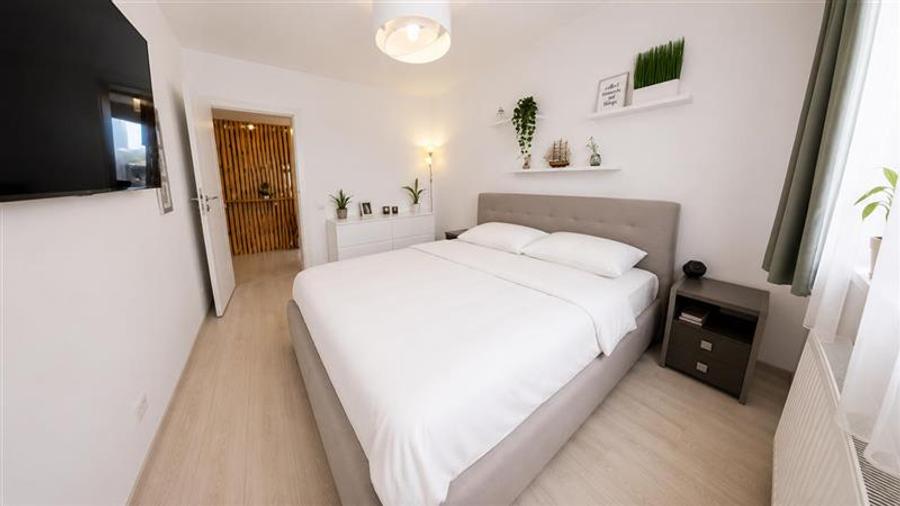 Apartament cu 4 camere decomandat în Tractorul