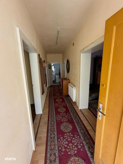 Casă cu 4 camere decomandat în Central