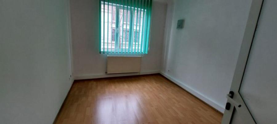 Apartament cu 3 camere semidecomandat în Tineretului