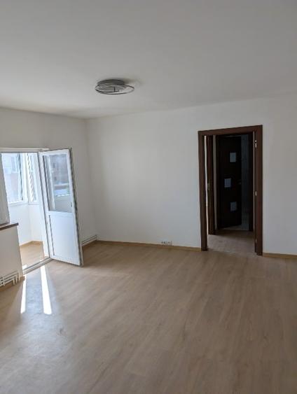 Apartament cu 2 camere semidecomandat în Soarelui