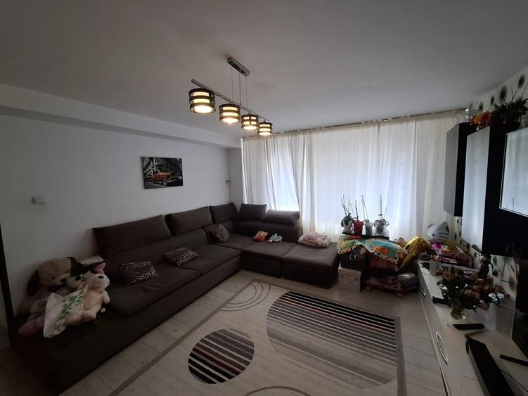 Apartament cu 4 camere decomandat în Sud