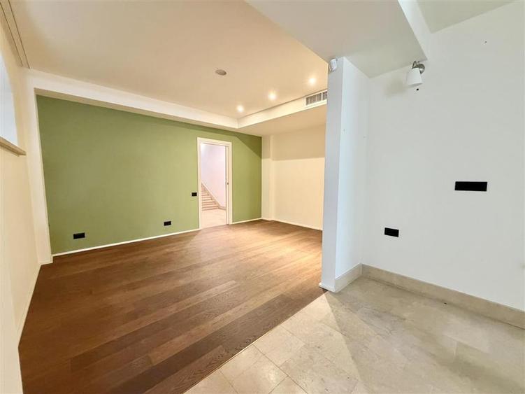 Casă individuală cu 12 camere cu Teren 200 Mp în Dorobanți