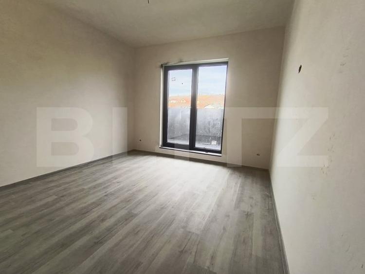 Apartament cu 4 camere semidecomandat în Exterior Sud
