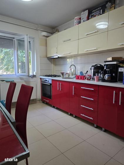 Apartament cu 3 camere semidecomandat în Circumvalațiunii