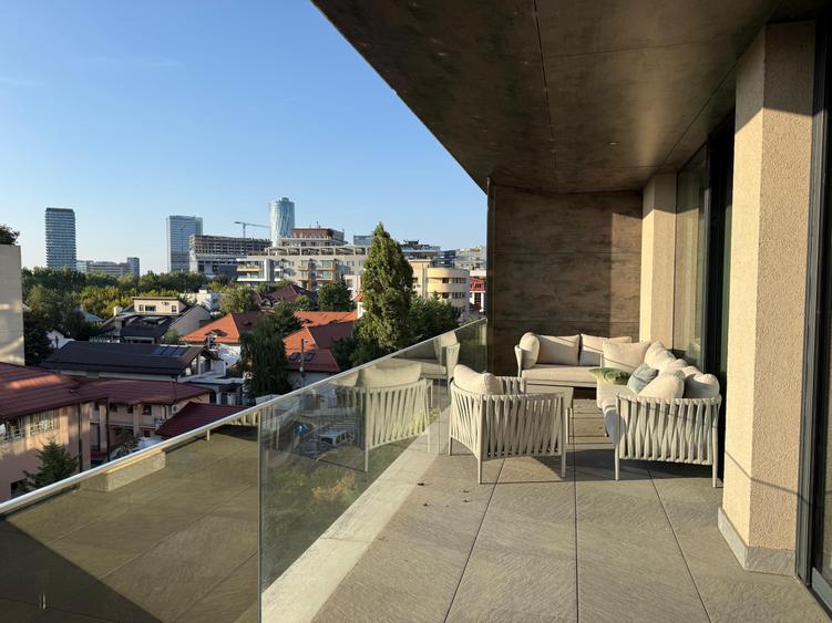 Apartament cu 3 camere decomandat în Floreasca