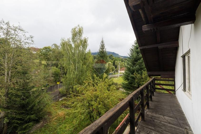 Casă individuală cu 7 camere cu Teren 1259 Mp în Bran