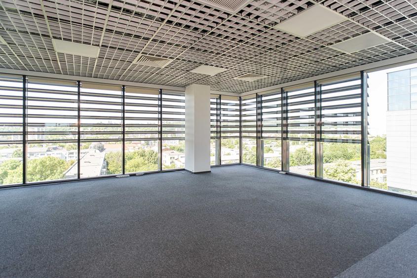 Birou, de 4,900 mp, în Central