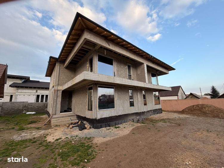 Casă cu 4 camere în Palazu Mare