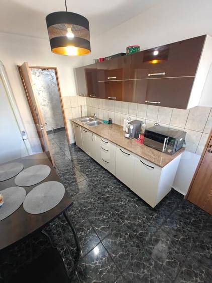 Apartament cu 3 camere decomandat, mobilat în Mioveni