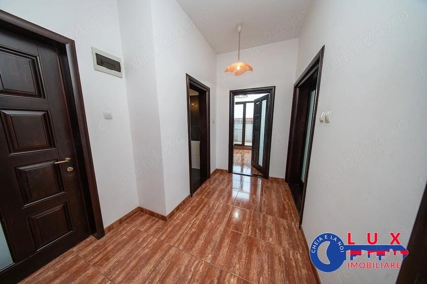 Apartament cu 3 camere decomandat în Neptun