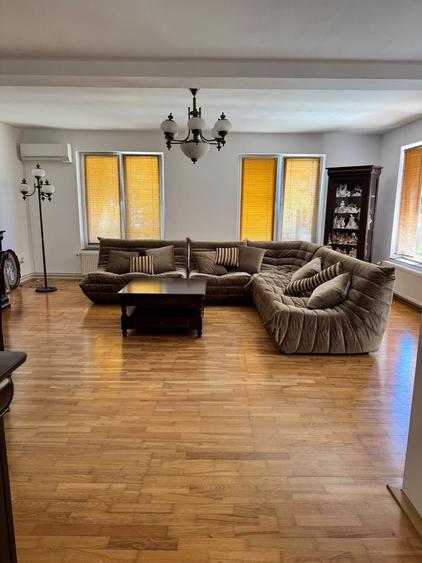 Casă cu 4 camere în Dumbrăvița