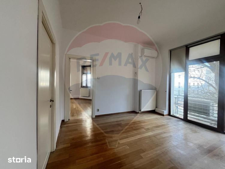 Apartament cu 6 camere în Romană