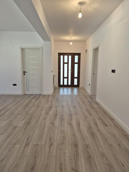 Casă cu 3 camere în Tomești