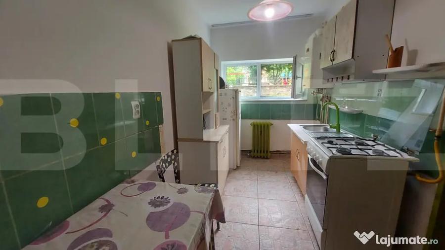 Apartament cu 3 camere semidecomandat în Simeria