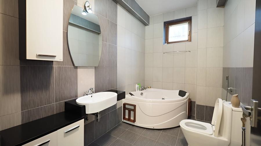 Casă individuală cu 7 camere cu Canalizare în Central