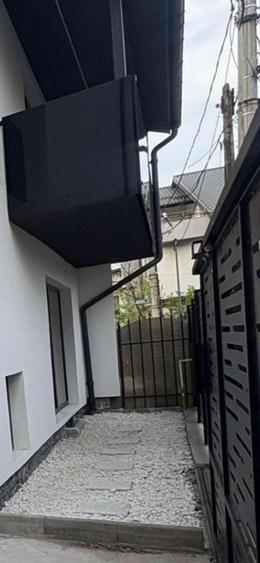 Casă cu 5 camere cu Teren 270 Mp în Văcăresti