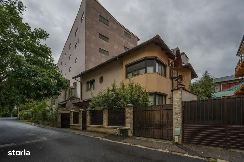Casă cu 4 camere cu Teren 300 Mp în Central