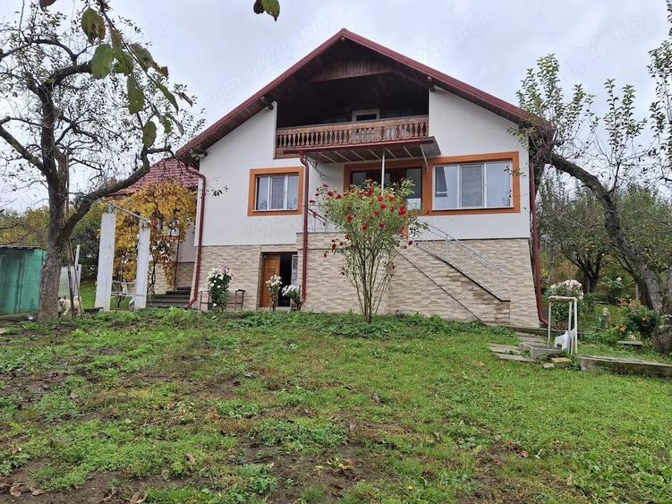 Casă cu 5 camere cu Teren 1200 Mp în Central