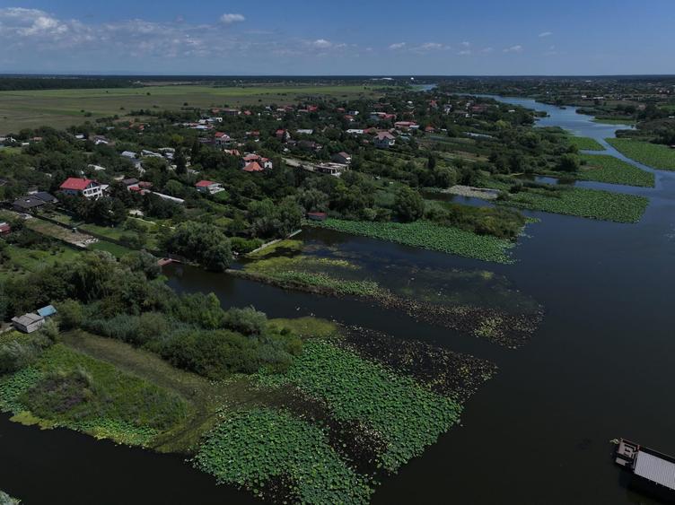Teren Construcții intravilan de 1976 mp, în Tâncăbești
