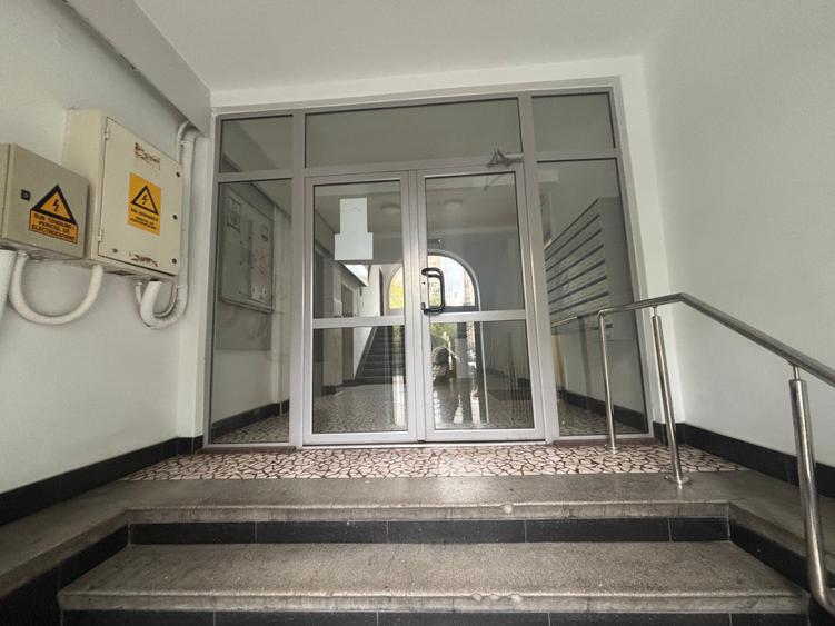 Apartament cu 2 camere decomandat în P-ța Victoriei