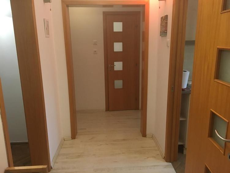 Apartament cu 4 camere semidecomandat, mobilat în Titan