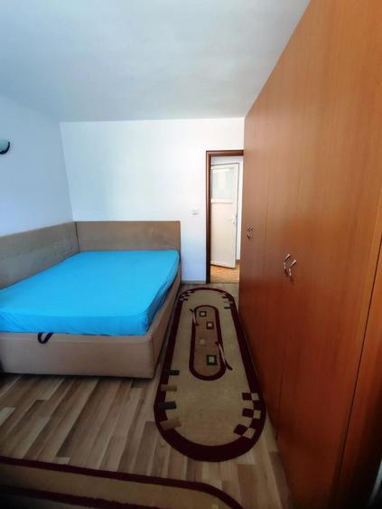 Apartament cu 3 camere semidecomandat în Rahova