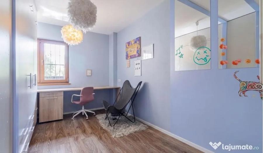 Apartament cu 4 camere semidecomandat în Tineretului