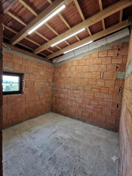 Casă individuală cu 6 camere cu Canalizare în Paleu
