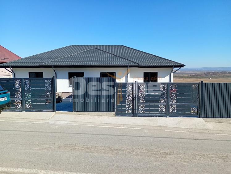 Duplex cu 8 camere cu Canalizare în Tomești