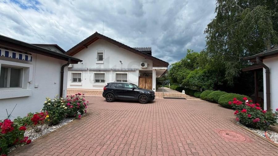 Casă cu 5 camere cu Teren 2800 Mp în Ferme