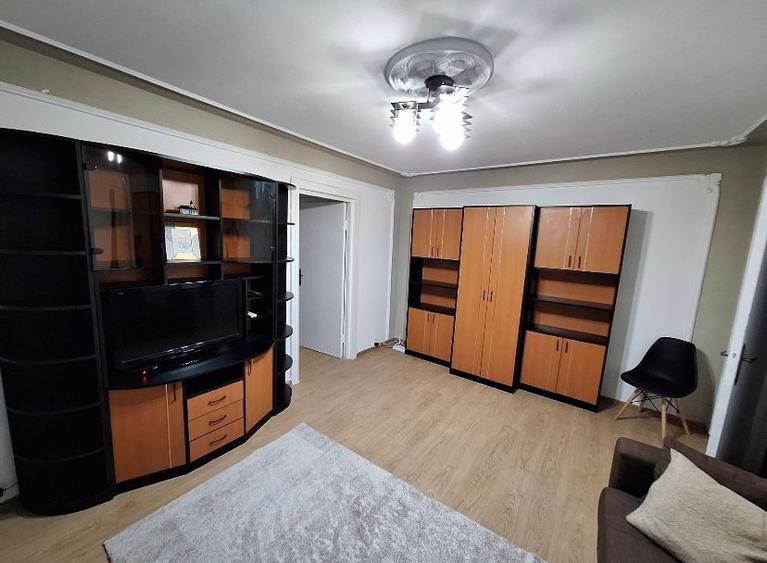 Apartament cu 2 camere semidecomandat, mobilat în Podul de Piatră