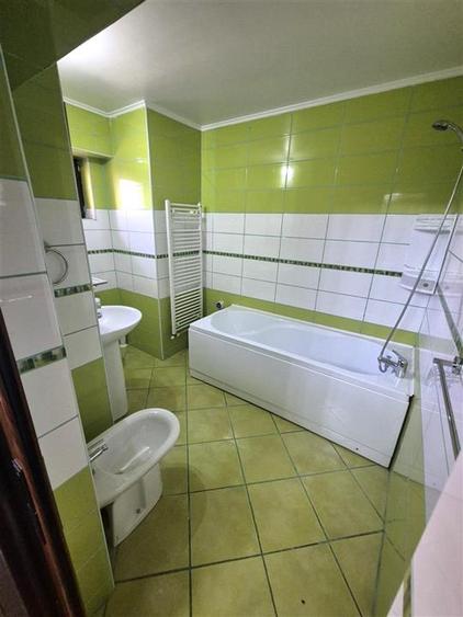 Apartament cu 3 camere decomandat în Călărași