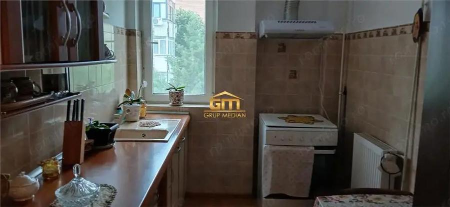 Apartament cu 3 camere semidecomandat în Central