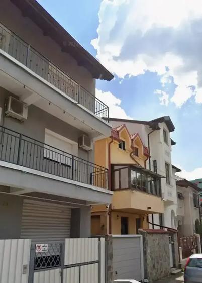 Casă cu 12 camere cu Canalizare în Parcul Carol
