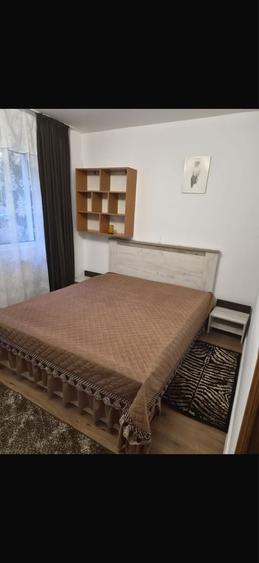 Apartament cu 2 camere semidecomandat în Podu Roș