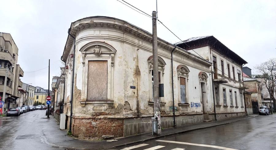 Casă individuală cu 16 camere cu Canalizare în Unirii