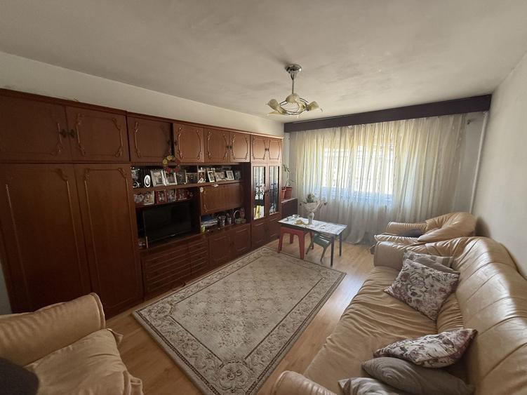 Apartament cu 3 camere decomandat, mobilat în Dacia
