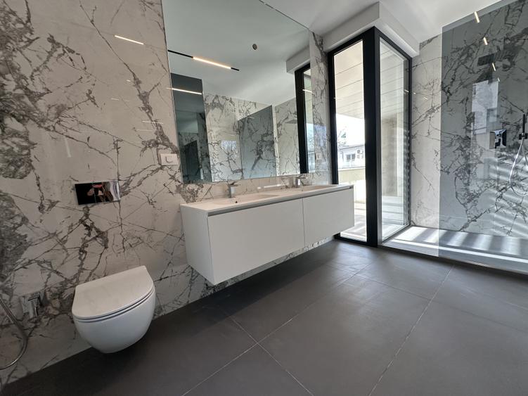 Apartament cu 4 camere decomandat în Primăverii