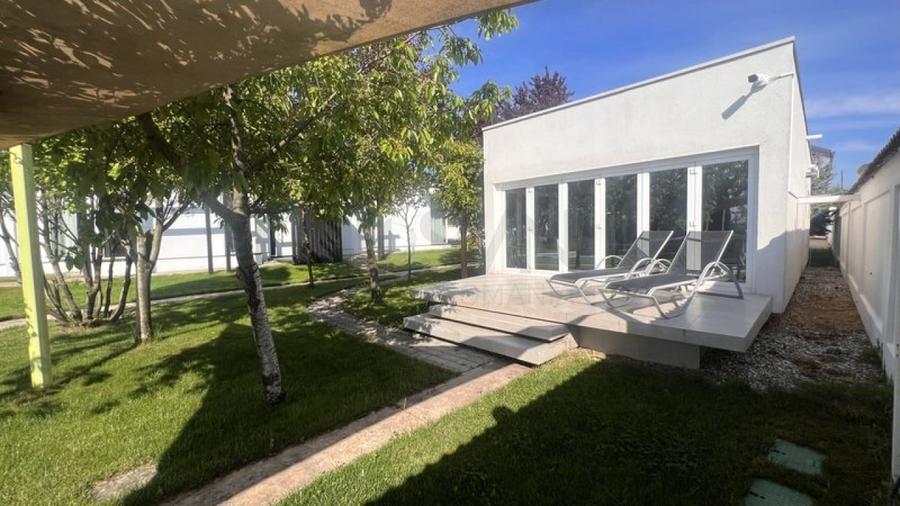 Casă individuală cu 14 camere cu Piscina în Tărtășești