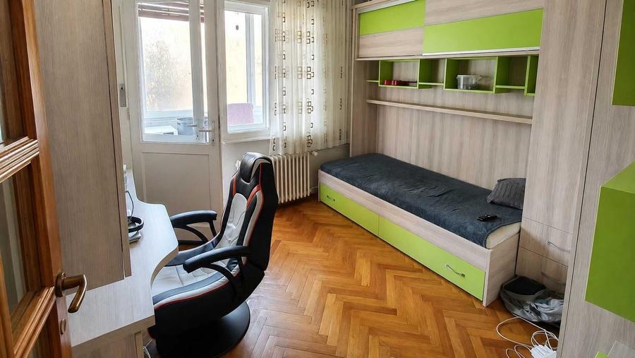 Apartament cu 3 camere decomandat în Exterior Vest