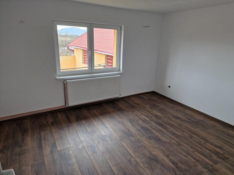 Casă individuală cu 4 camere cu Canalizare în Sânpetru