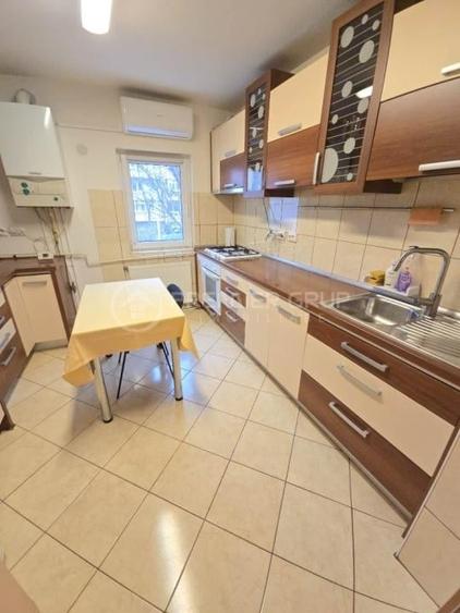 Apartament cu 3 camere decomandat, mobilat în Central