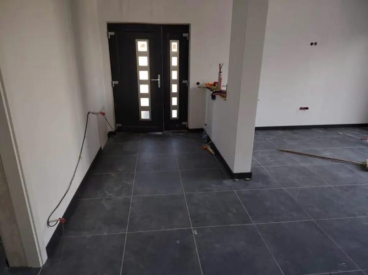 Casă cu 3 camere în Micula