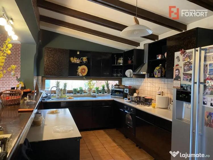 Casă cu 10 camere cu Teren 2000 Mp în Chișoda